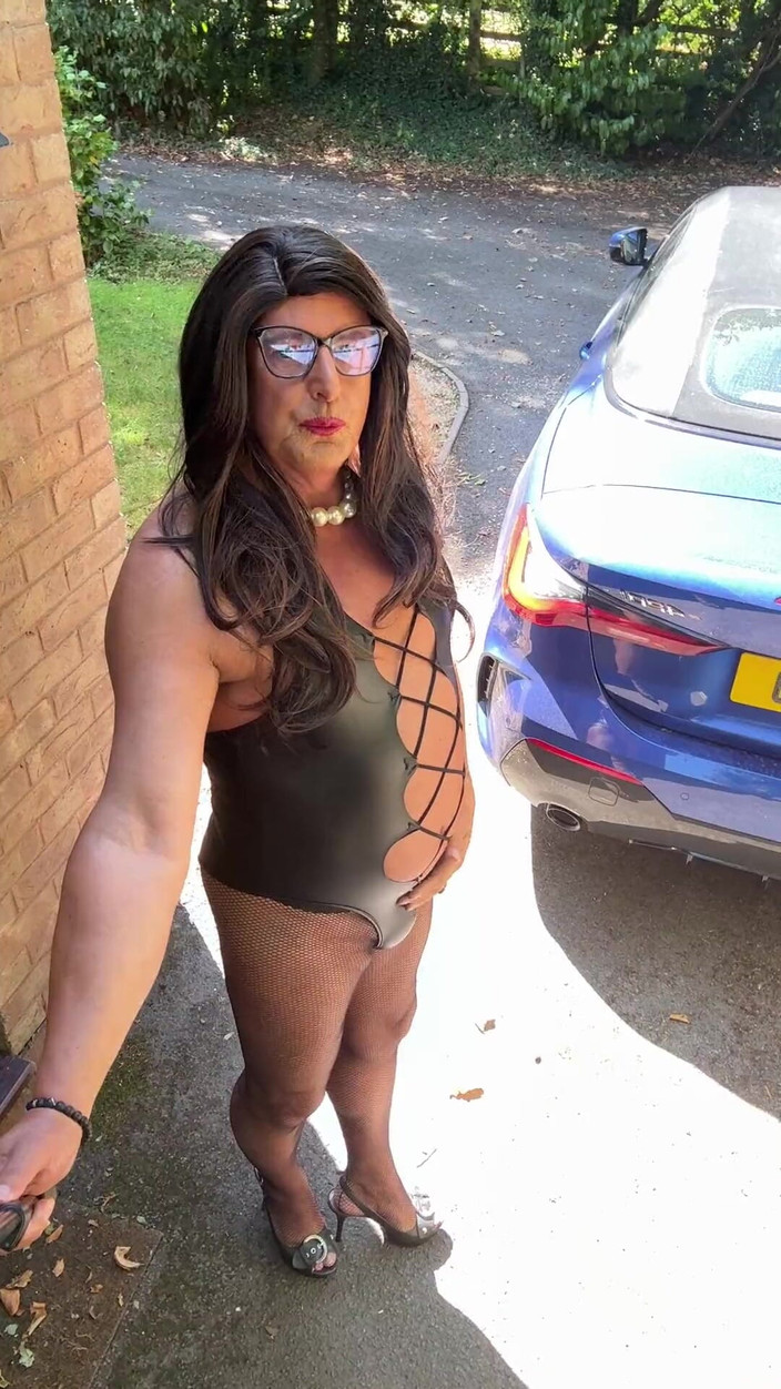 Kellycd2022: Sexy Crossdresser Kellycd2022's em Preto Pvc Bodysuit e Arrastão Meia-calça