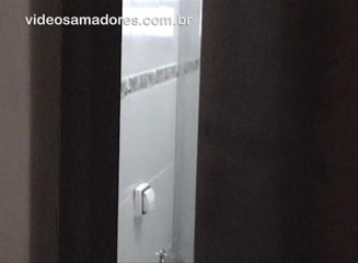Amateurs videos: Si blonde dengan lengkung semula jadi yang cantik bermandi