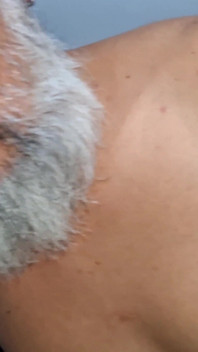 Quítate tu ropa, te voy a meter la lengua en el culo.