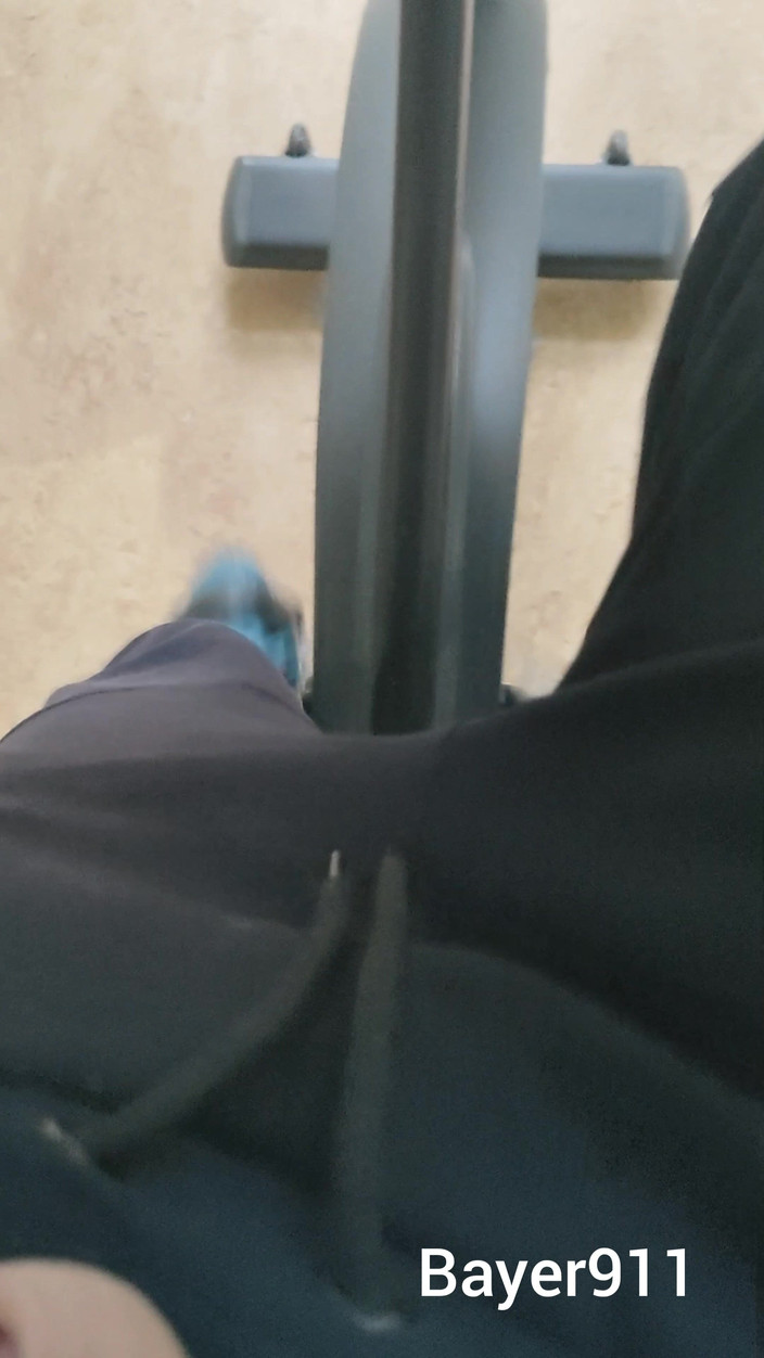 Bayer911: Blanke magere jongen risicovol aftrekken in de sportschool-wc door open...