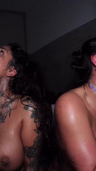 Deux MILF insatiables partagent deux grosses bites noires toute la nuit