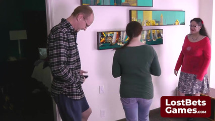 Lost Bets Games: Eles mergulham em tesouras de papel de strip com entusiasmo...