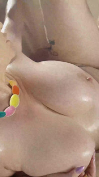 Duas milfs peitudas comem xoxotas uma da outra e compartilham foda a três com pau gigante