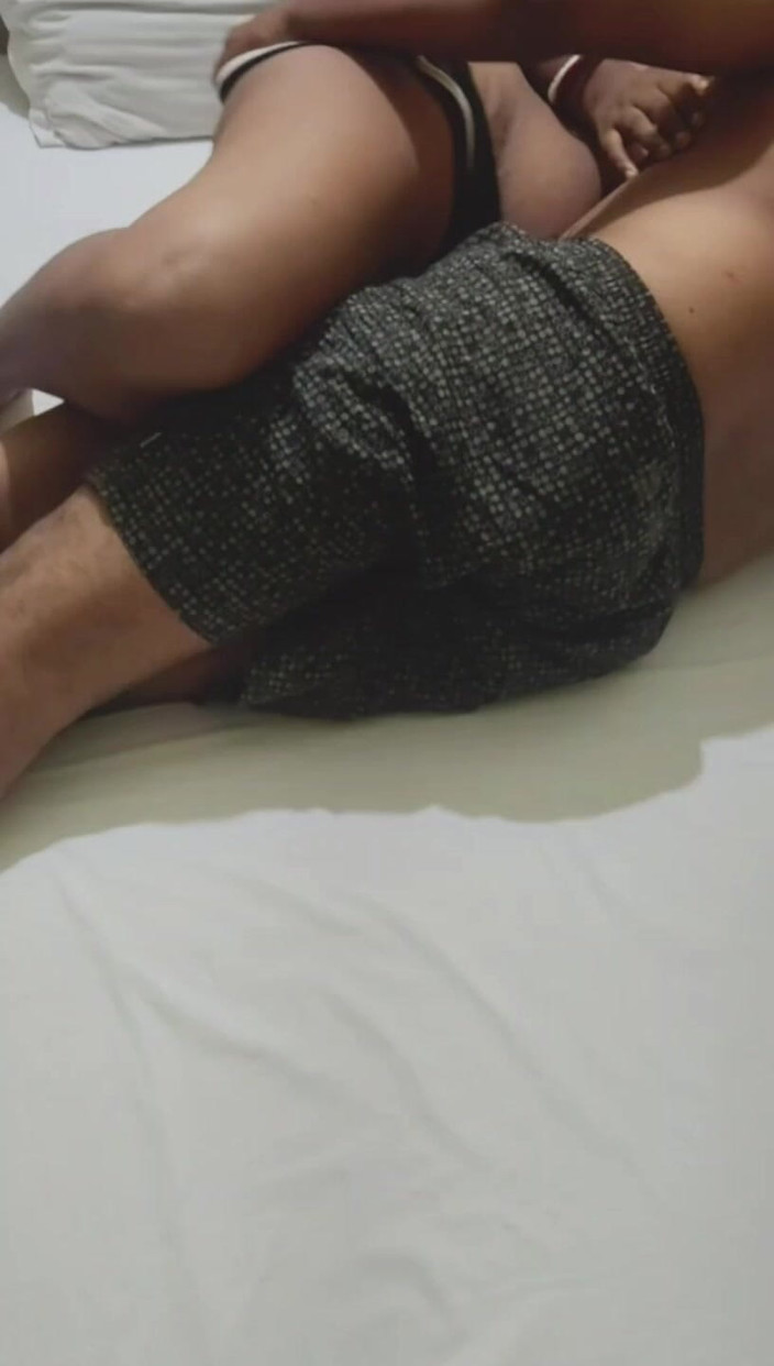 Hot boudi: 데시 빌리지 바비 압네 남자친구 케 사트 호텔 나를