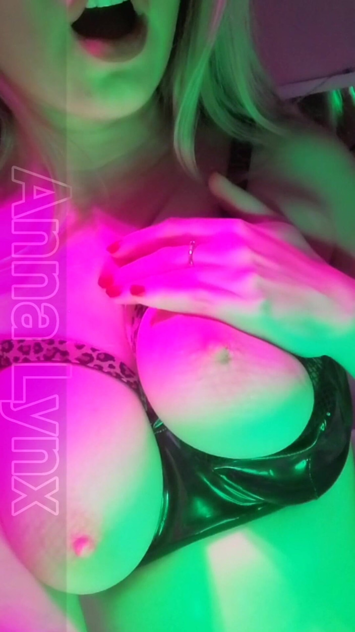 Anna Lynx: Мои сисечки в замедленной съемке