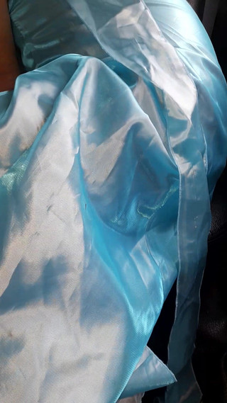 Naomisinka: Asyalı çapraz mastürbasyon ve saten parlak mavi elbise giyiyor