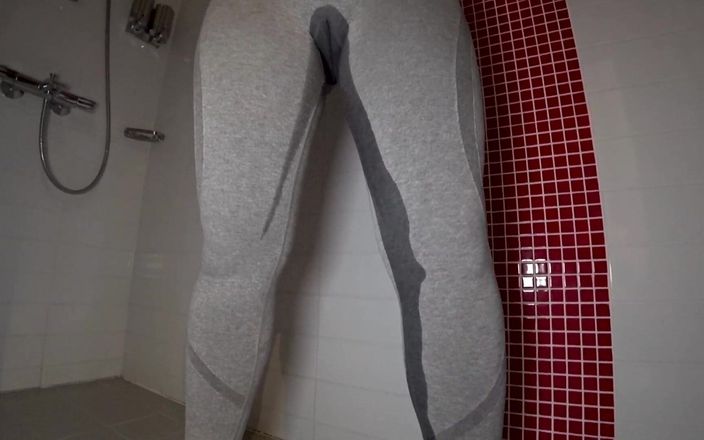 Booty ass x: Đi tiểu qua quần legging