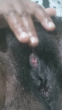 Amatoriale con la figa bagnata si sditalina le tette porno offre una eccitazione sensuale irresistibile