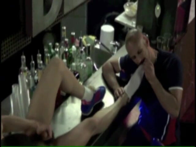 Sneaker gay: Milano'lu Ttwink babasının spor ayakkabılarına itaat ediyor