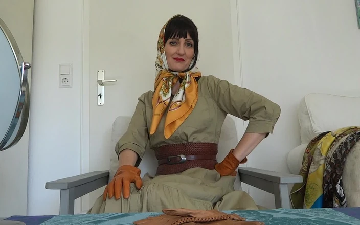 Lady Victoria Valente: Khăn lụa phù hợp cho một chiếc váy nhìn safari