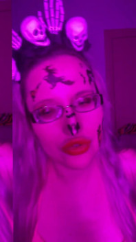 Мочитися в мої окуляри, поки я витрачаю твою пенсію, sissygirl