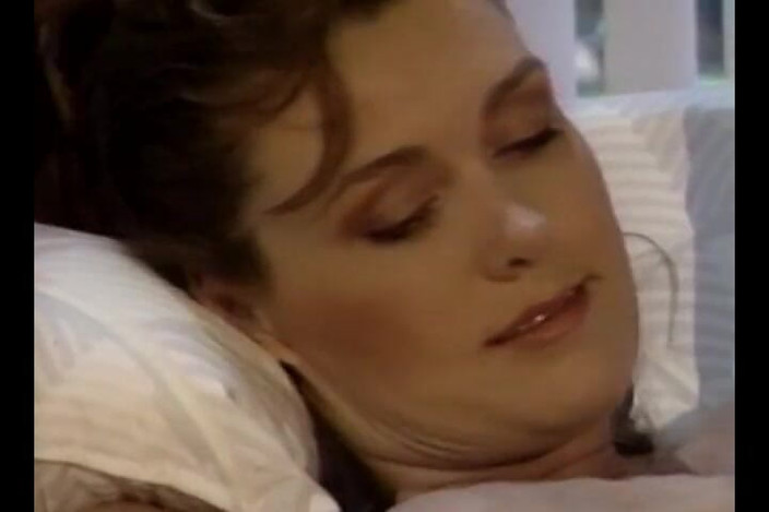 A Lesbian World: Dunkelhaarige mieze mit riesigen melonen und ihrer lesbischen freundin genießen...