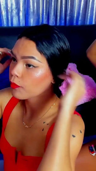 Un quatuor excité fait un super show de baise profonde