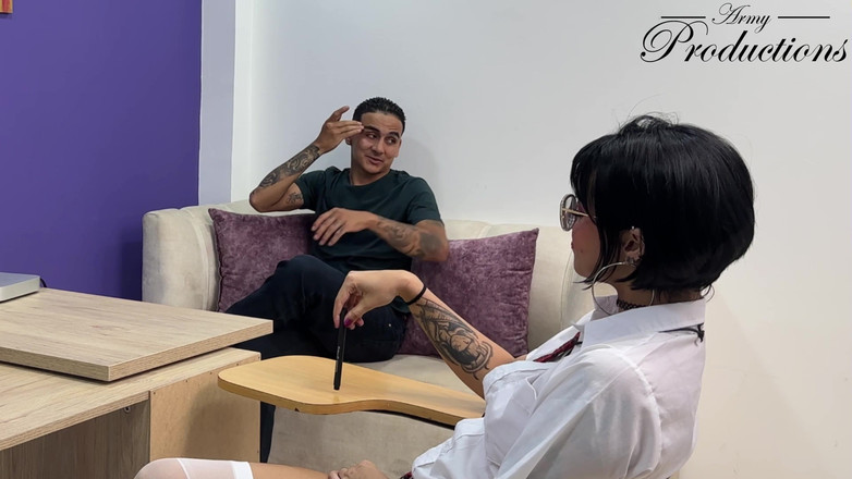 Army Productions: Dyrektor przyłapuje studentów i dołącza do dzikiego trójkąta FFM