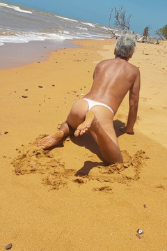 Ladysilvas: Ladysilva crossdresser dengan celana dalam di pantai penuh dengan pantat...