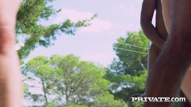 PrivateBlack: Маріка Шанель і Крістал Сінн мають свою тягу до чорного м'яса, задоволеної біля басейну