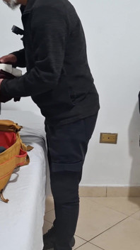Căutarea se termină cu sex, așa că nu va fi arestată de gardianul aeroportului