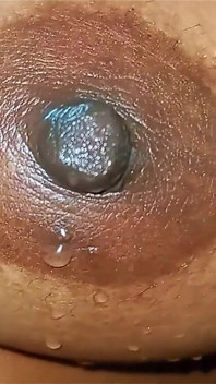 Ammu está de pé depois de um banho, com água pingando de sua cabeça e buceta