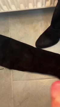 En train de monter sur les talons hauts de la belle-mère