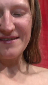 Milf com buceta raspada gosta sozinha enquanto é filmada - 4