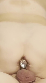 Madura cavalgando e gozando no pau de suas amigas e recebendo cu fodido e exigente na bunda dela!