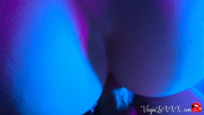 Virgin Lux: Geiles schätzchen lutschte in einem discoclub und creampie
