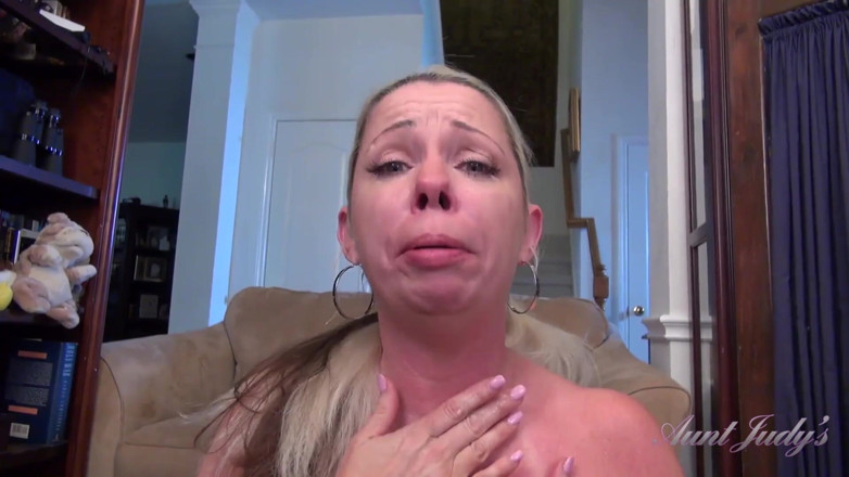 Aunt Judy's: Sua madrasta peluda milf Liz chupa seu pau (em primeiro plano)