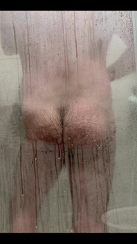 Brauche eine bessere sicht, lass mich den duschbildschirm für sie wischen