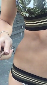 Hor brunetka Lovenia Lux pociera swoją muffę palcami i sex toy poolside