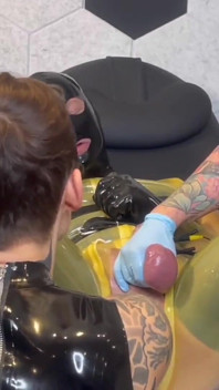 Klingande och anal stretching dubbel domme i latex med Madame Li Ying och vår gummi Gimp