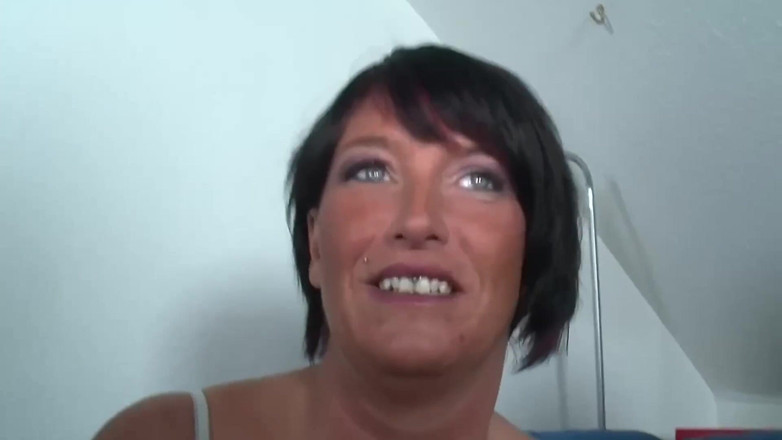 Deutsche Amateur Pornos: German FFM Threesome with Two Horny Mature German Sluts