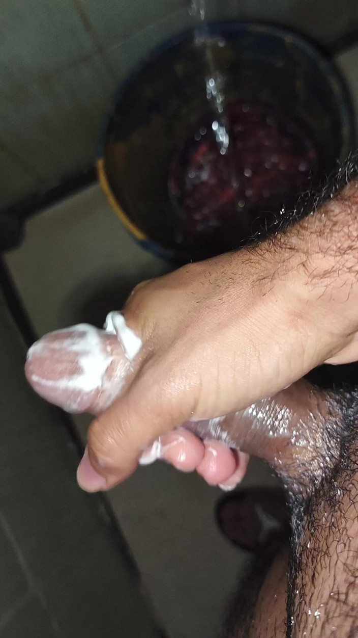 Cute boy jerks off: Harige magere man masturbeert onder de douche terwijl hij niet...