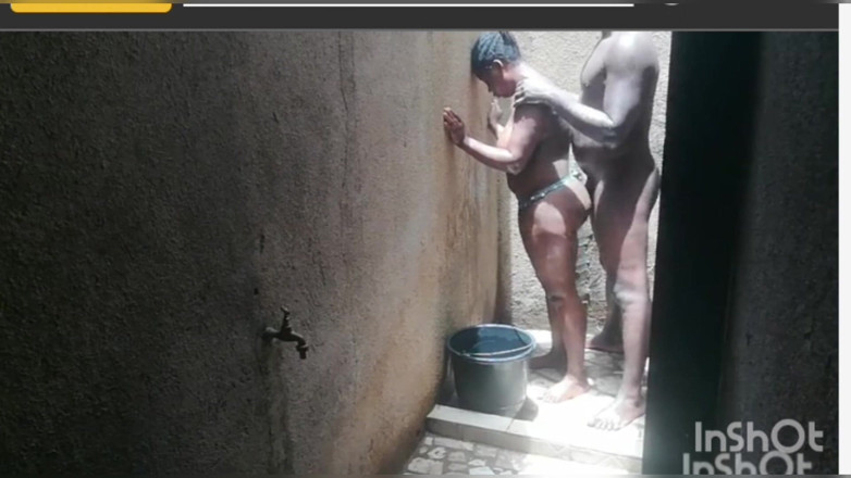 Pornsexlive: Liebe im geheimen in der afrikanischen dusche