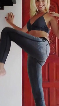 Pantalones de yoga grises mojados y adoración a tope