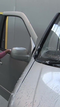 サバンナは彼女の友人がそれを楽しんでいる間、彼女の車に浸透します