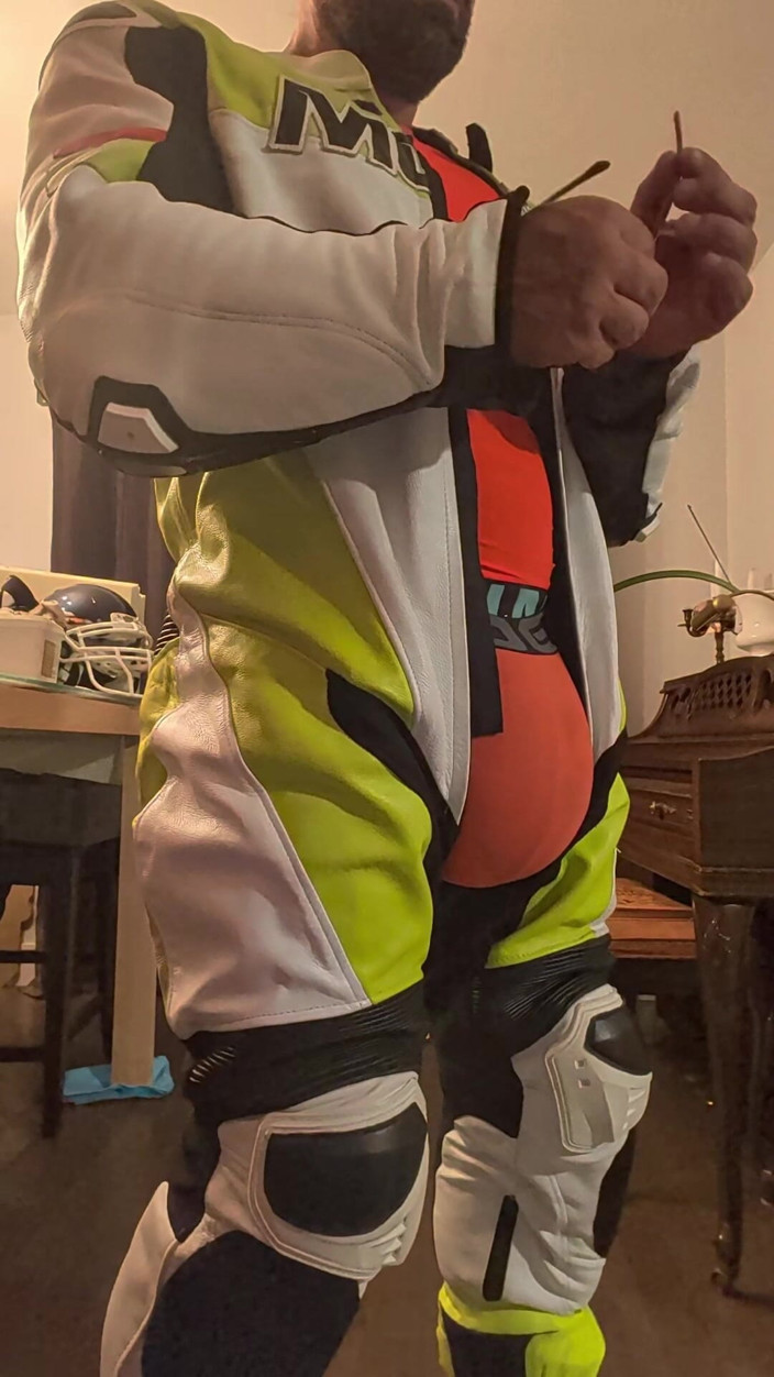 Bruiserwood: En costume de motogp en cuir après la gym