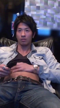 Un grosso cazzo asiatico guardava Hentai e poi beccato due volte.