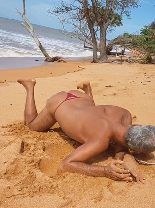 Ladysilvas: Ladysilva pe plajă arătându-și curul sexy în chiloți roșii