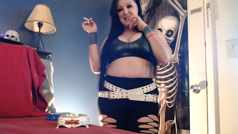 Abby Anna: Le giocose brividi di halloween fumano