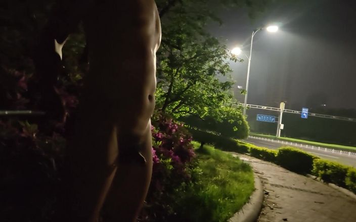 ChineseBisexual: Бег обнаженной по оживленной улице и мастурбация