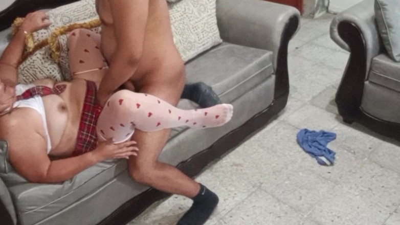 Sofixxx: Madura avó se veste como uma estudante para realizar sua...
