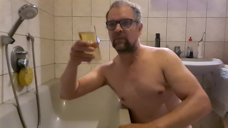 Alpin316: Belle pisse dans un verre dans Slo-mo puis ma propre...