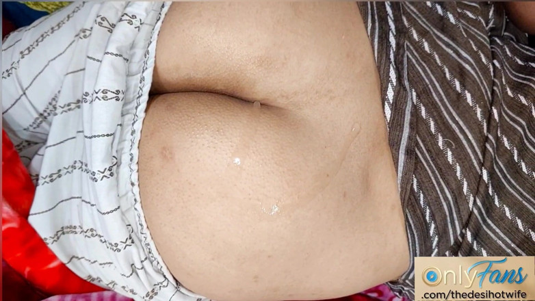 TheaDesiHotwife: Si masturba sul culo della sorellastra