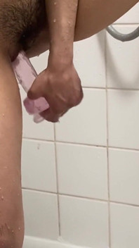 (Video completo) Vero amatoriale - scopandomi in doccia con un enorme dildo mi fa venire