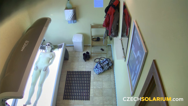Czech Solarium: Solarium tchèque 2 : une blonde se déshabille et exhibe son cul étroit