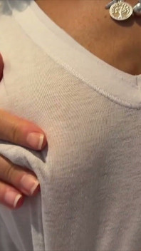 İnanılmaz doğal orta yaşlı seksi kadın sikilirken göğüsleri zıplıyor