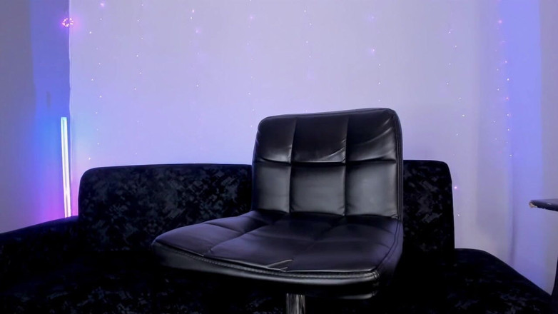 Bella Duval: ラティーナ・シシーが濡れて自分を犯す