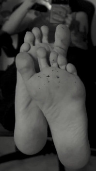 Hey loser mira mis pies sucios tu diosa italiana