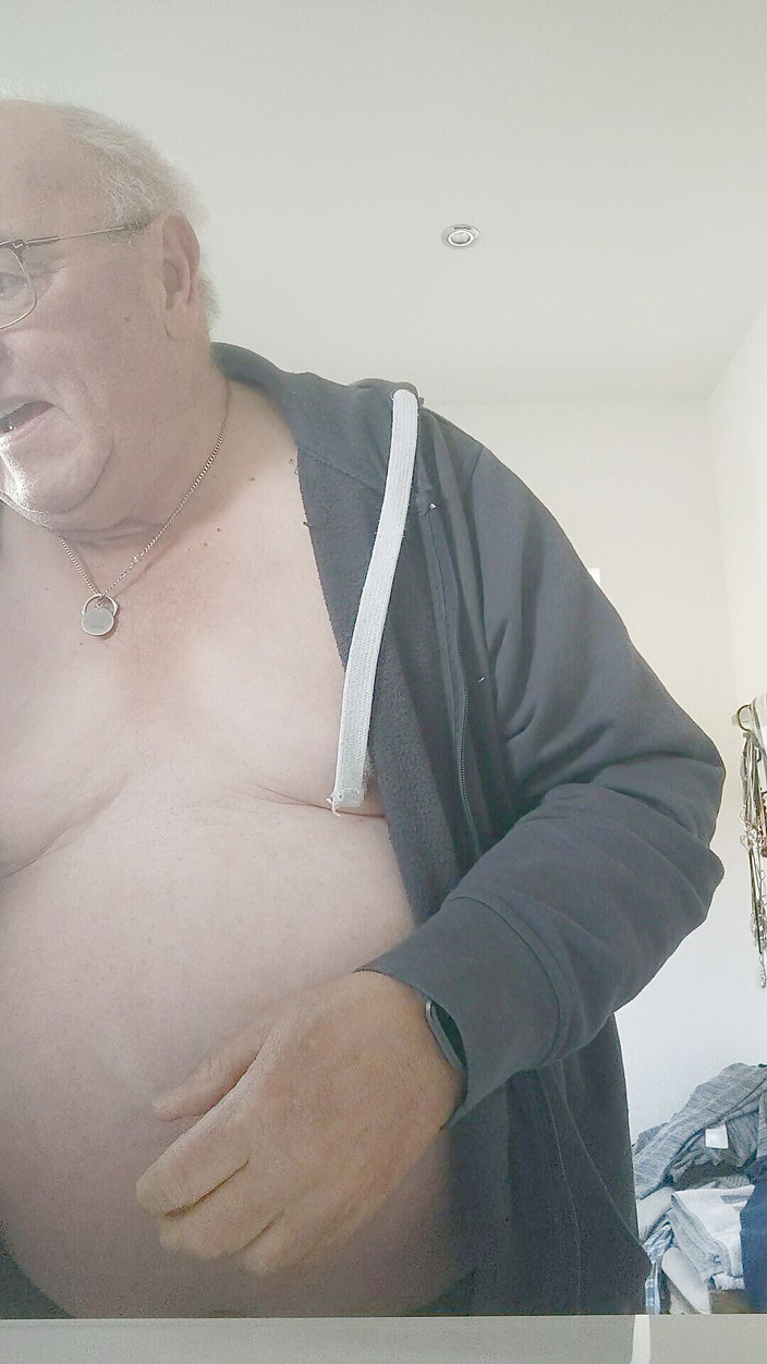 Karlchengeil: Golenie, a następnie bicie moich dużych piersi i wyjęć sutków...