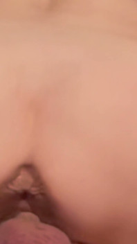 POV zralá jízda a stříkání a tvrdé na misionáře s velkými prsy poskakování a creampie.